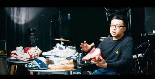 东哥接受鞋类交易平台“毒”APP的视频采访。