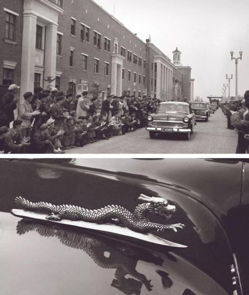 1958年5月12日下午，“东风”牌 轿车在第一汽车制造厂诞生。上图： 东风牌小轿车开出第一汽车制造厂。下图： 东风牌小轿车车标。图/ 新华 