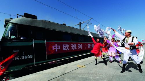 2017年8月20日，青海省首次发往俄罗斯彼尔姆市的中欧班列从青藏铁路公司格尔木车站驶出。图/新华